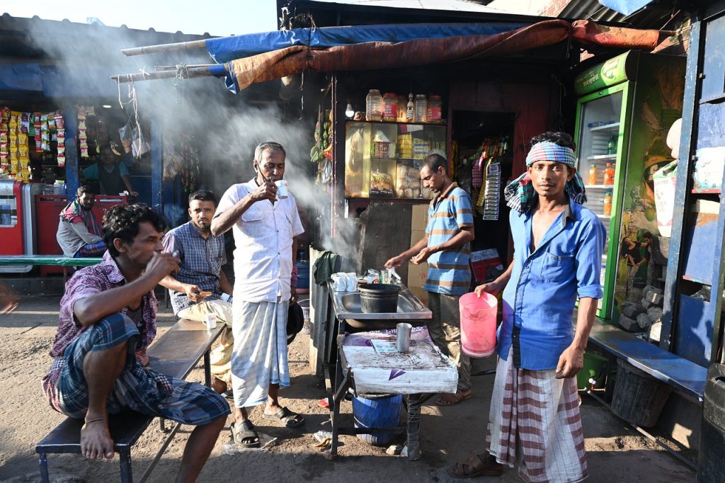 තේ කඩයේ සිට පොදු වැසිකිලිය තෙක් පැතිරුණු පොඩි මිනිහාගේ පීඩනය