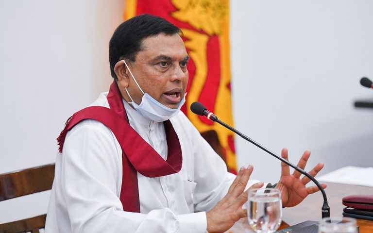 රාජ්‍ය සේවකයන් රටට බරක් කියවුණේ වචන පැටළිලා