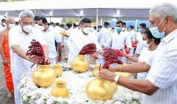 ජනපති රුවන් වැලි සෑයට “තහනම් මලක්” පුදයි