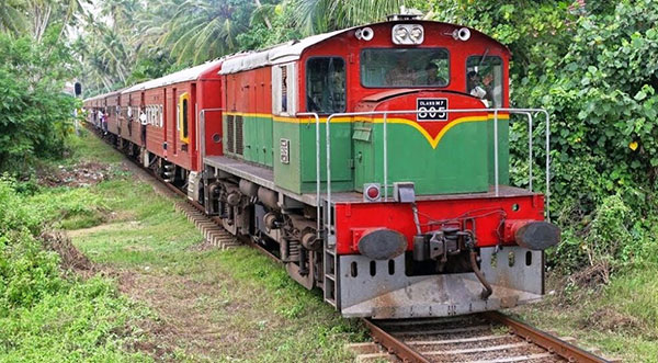 දුම්රිය සේවක වර්ජනයෙන් මගීන් පීඩාවට