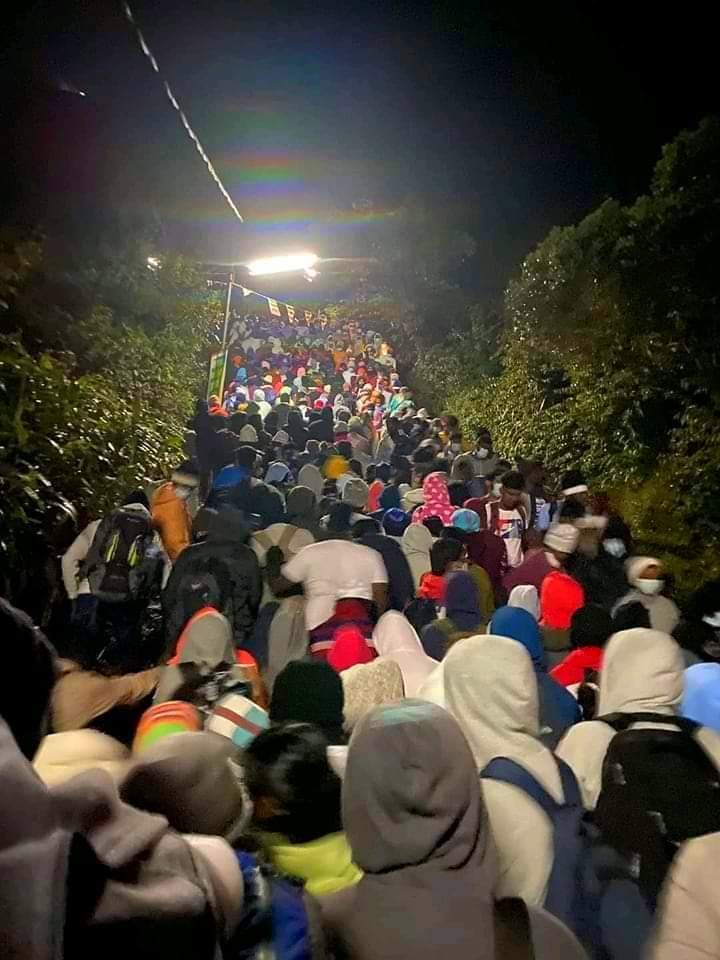 ශ්‍රී පාදයේ වන්දනා කරුවෝ පිරී ඉතිරී යති