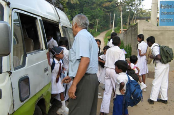 නව වසරේ පළමු පාසල් වාරය හෙට;පාසල් වෑන් ගාස්තුවත් ඉහළට