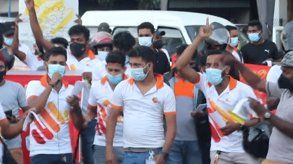 රජයේ සේවකයන්ට දුන් දීමනා මේ මාසයේම නොලැබුණොත් වෙළඳ කලාප සේවකයනුත් මහ පාරට