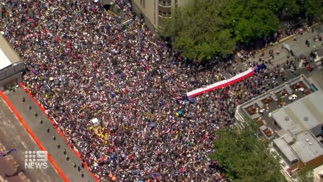 කොරෝනා මර්දන එන්නත් අනිවාර්ය කිරීමට එරෙහිව රට රට වල ජනතාව වීදි බසිති