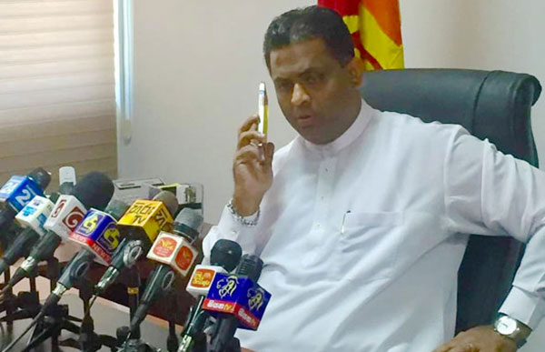 අරුන්දික ප්රනාන්දු ඉල්ලා අස්වෙයි