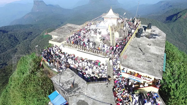 කොවිඩ් වසංගතය නොතකා සිරි පා පුද බිම බැතිමතුන් ගෙන් පිරෙයි