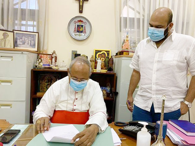 ත්‍රස්තවාදය වැළැක්වීමේ පනත හකුලා ගන්නා ලෙස බල කෙරෙන පෙත්සමට අගරදගුරු තුමෝ ද අත්සන් තබති