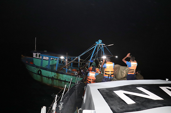 මෙරට මුහුදු සීමාවේ මසුන් ඇල්ලූ ඉන්දීය ධිවරයින් 12ක් නාවික හමුදා භාරයට