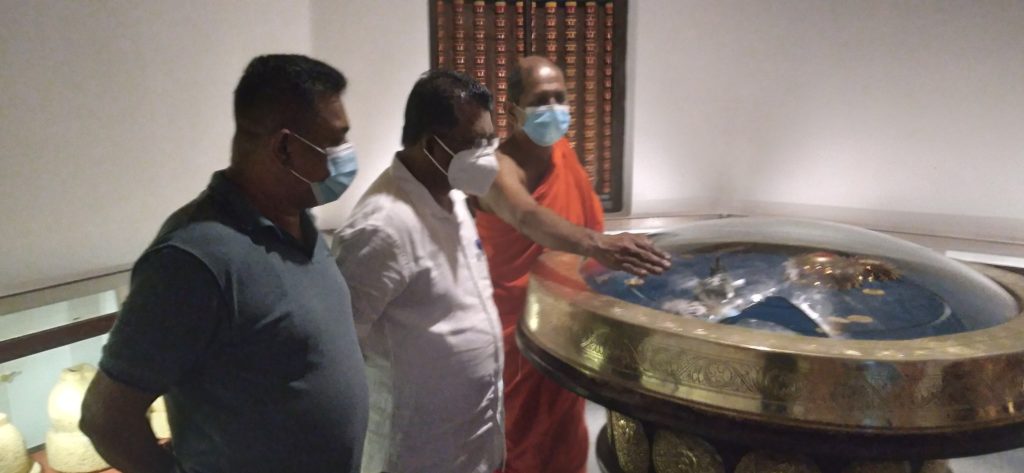 කොටවෙහෙර රජ මහා විහාරයේ රන්, පළිඟු කරඬු සොරු ගනිති