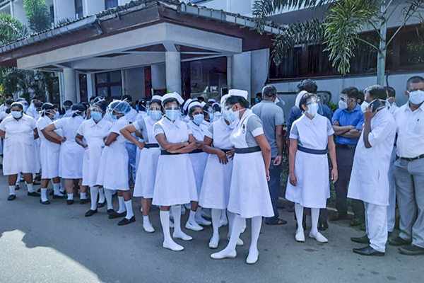 ඇමති සමඟ සාකච්ඡා බිඳ වැටෙයි;සෞඛ්‍ය වර්ජනය දිගටම