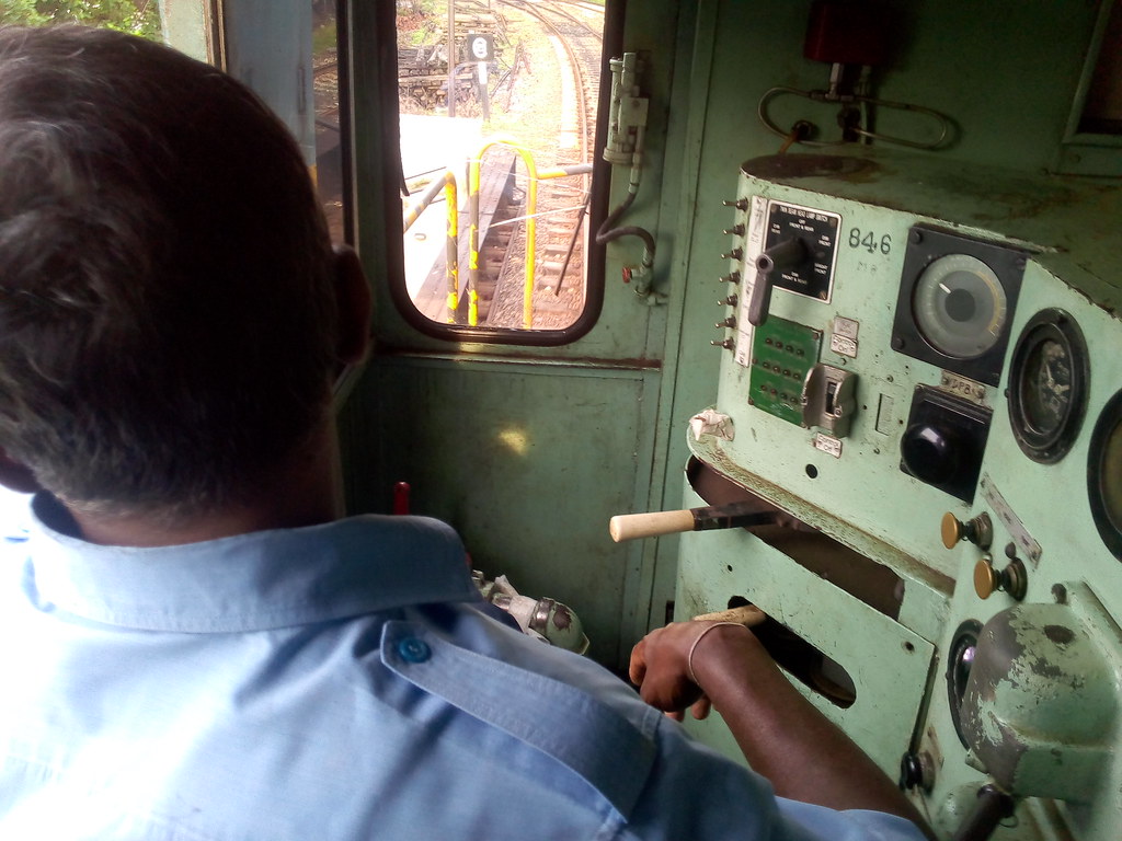 රියැදුරන් හා සහායකයන් නොමැති කමින් උත්සව සමයේ දුම්රිය සේවය බිඳ වැටීමේ අවදානමක්