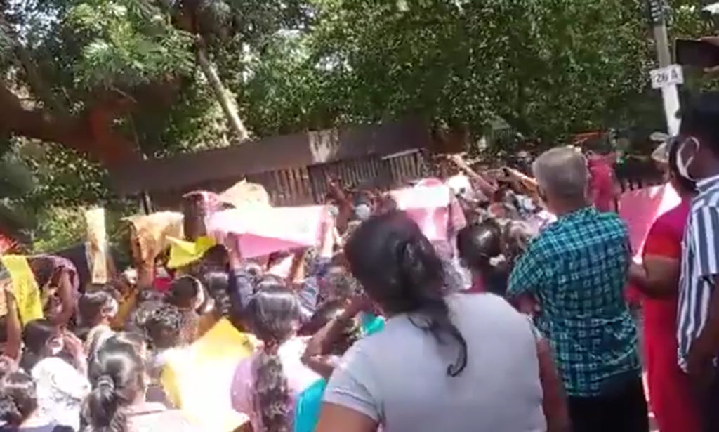 ජනපතිගේ මිරිහාන නිවස ඉදිරිපිට කාන්තා උද්ඝෝෂණයක්