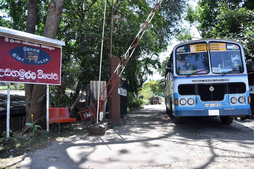 ඉන්ධන පිරවුම්හල් ඇති සියලුම ලංගම ඩිපෝ වලින් පෞද්ගලික බස් වලට තෙල්