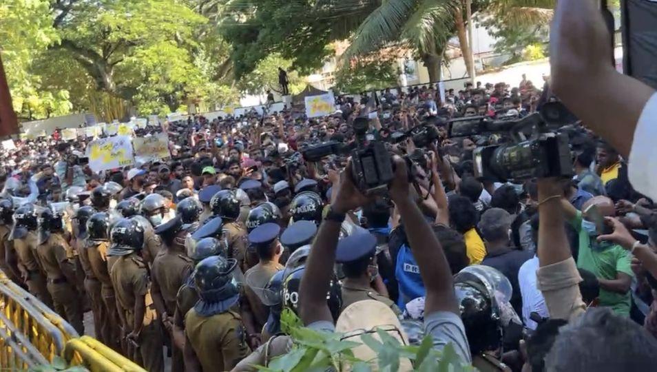අන්තරේ සිසුහු අගමැති නිල නිවස වටලති