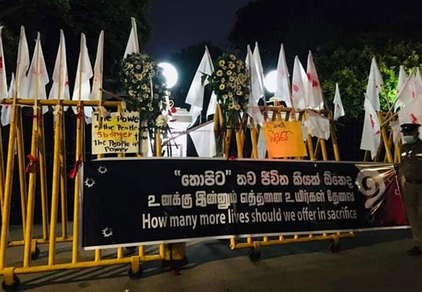 විරෝධතාකරුවන් අරලියගහ මැදුර අසල සුදු කොඩි හා මල්වඩම් වලින් සරසයි