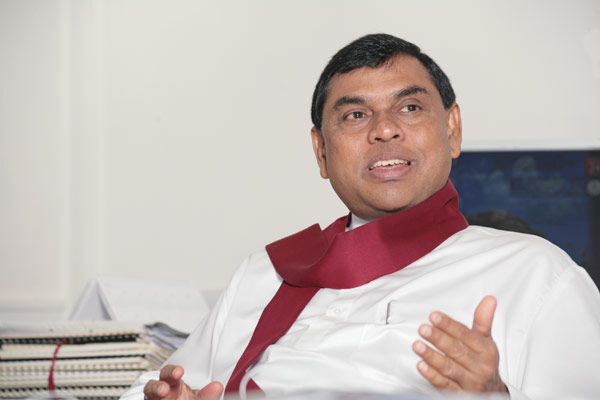 මුදල් ඇමති කමින් බැසිල් ඉවත් කරන්නැයි ඉල්ලීම්