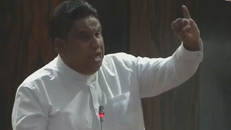 එදා දේවාලයකට මෙන් ජන ගඟක් ඇදුණු මහින්දගේ කාල්ටන් නිවස අද ජනතාව වටලා ඇති බව අපි තේරුම් ගත යුතුයි