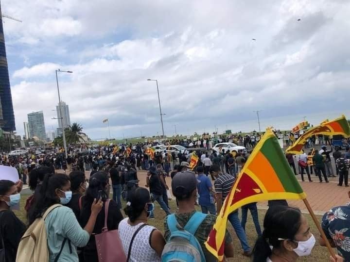 ගාලු මුවදොර පිටිය දෙසට ජන ගඟක්;වැඩිපුරම තරුණ පෙළ