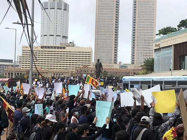 අරගලයේ නියුතු ගෝටාගෝගම ජනතාව අගමැති ඉල්ලීම ඉවත හෙළති