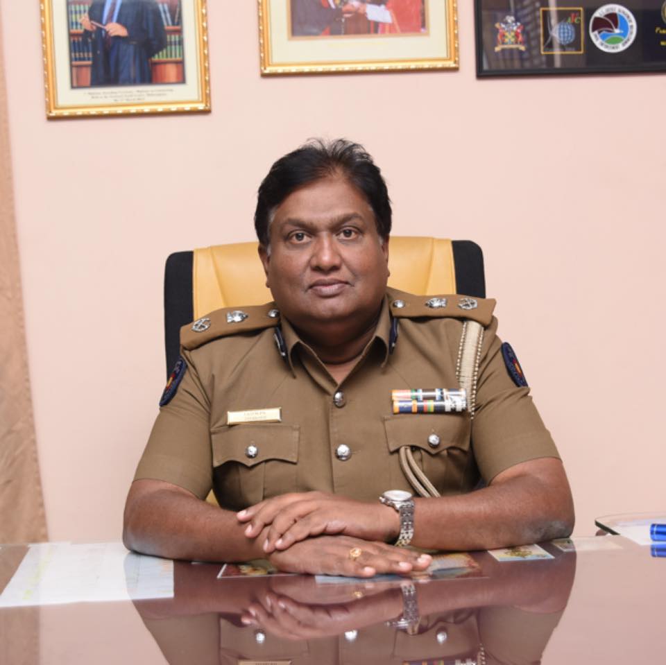 කිසිම දේශපාලනඥයෙකු හෝ රාජ්‍ය නිලධාරියකු “ගරු” නමින් අමතන්න එපා!