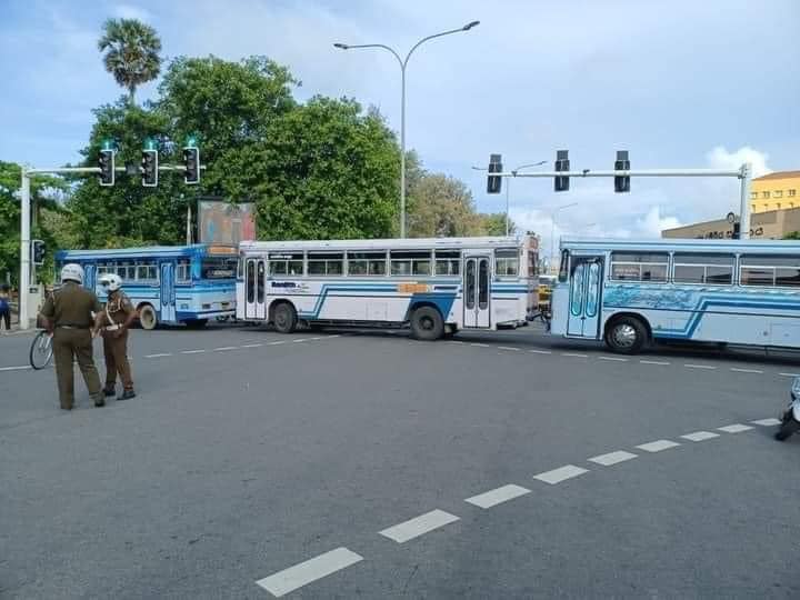 ජනතාව පාරවල් වසා උද්ඝෝෂණය කරති