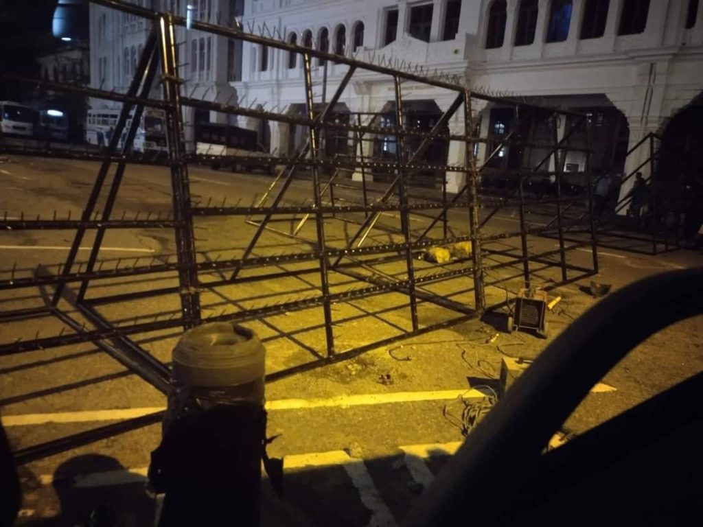 ජනාධිපති ලේකම් කාර්යාලය අවට පොලීසියෙන් නීති විරෝධී මාර්ග බාධක