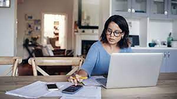 රජයේ සේවකයන්ට නැවත “ගෙදර ඉඳන් වැඩ කරන්න” වෙන හැඩ