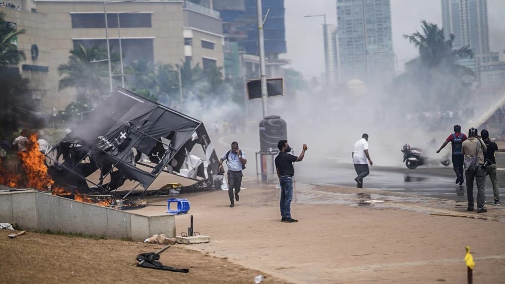 සාමකාමී උද්ඝෝෂකයන්ට පහර දුන් පිරිස් දෙදිනක් තුළ අත් අඩංගුවට