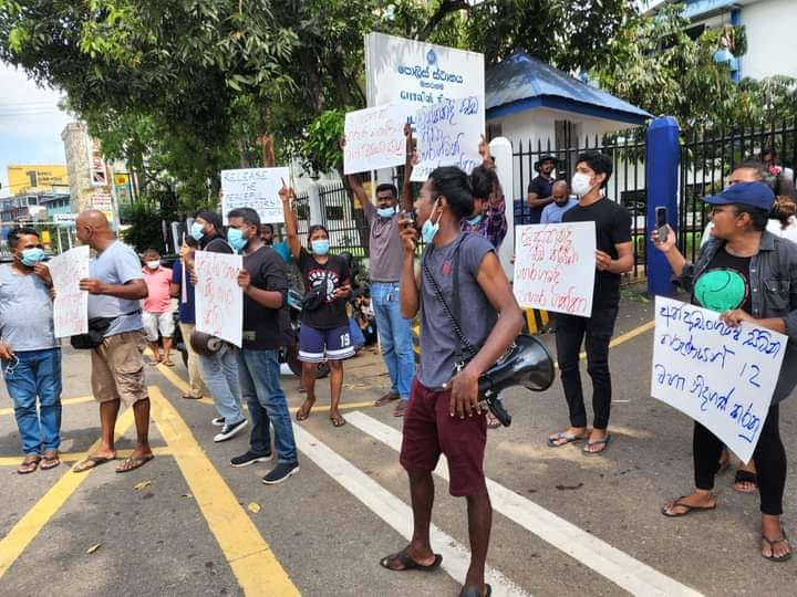 මහරගම පොලීසියට ජනතා විරෝධය