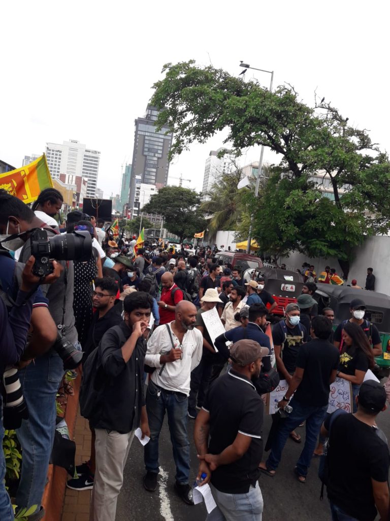 පොලීසිය කඩා දැමූ මයිනාගෝගම අට්ටාලය ජනතාව යළි සකසති