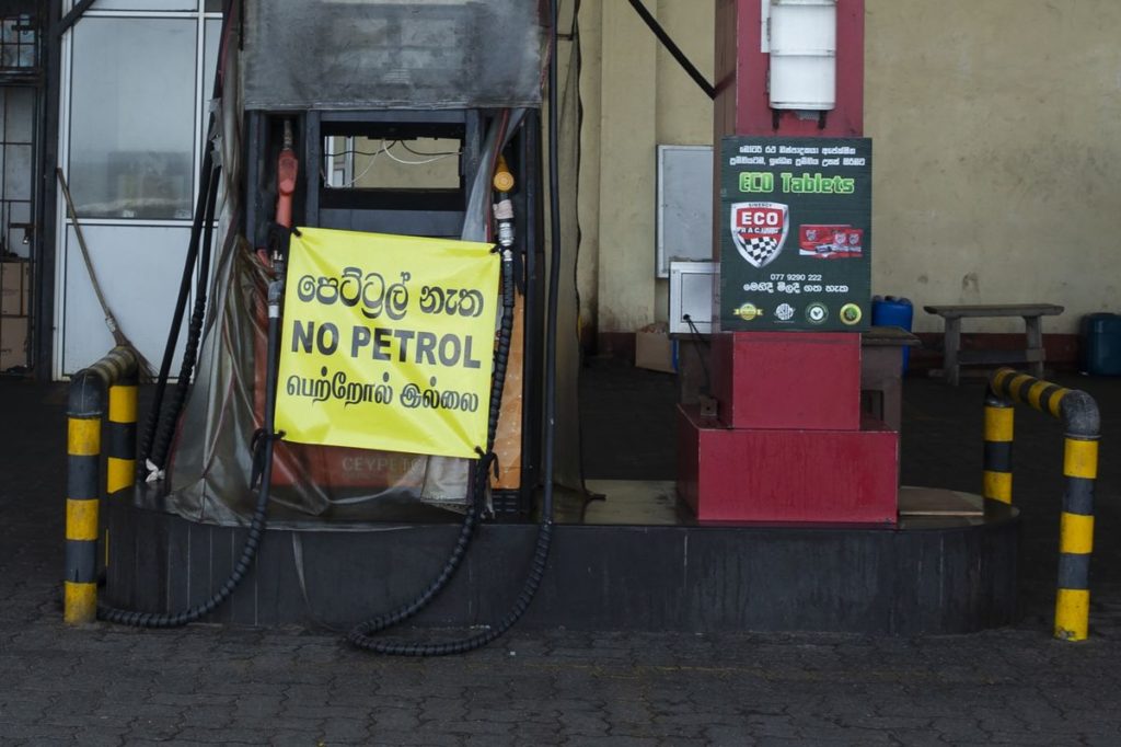 බොරු ආරංචි මත ජනතාව පෙට්රල් සොයා එති