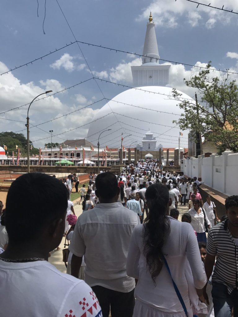 වෙසක් පොහොය නිමිත්තෙන් බෞද්ධ පුද බිම් සැදැහැවතින් ගෙන් දෝරේ ගලයි