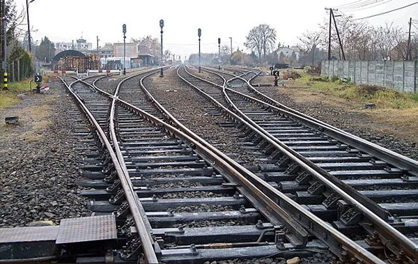දුම්රිය නැතිව සේවකයෝ අතරමං වෙති