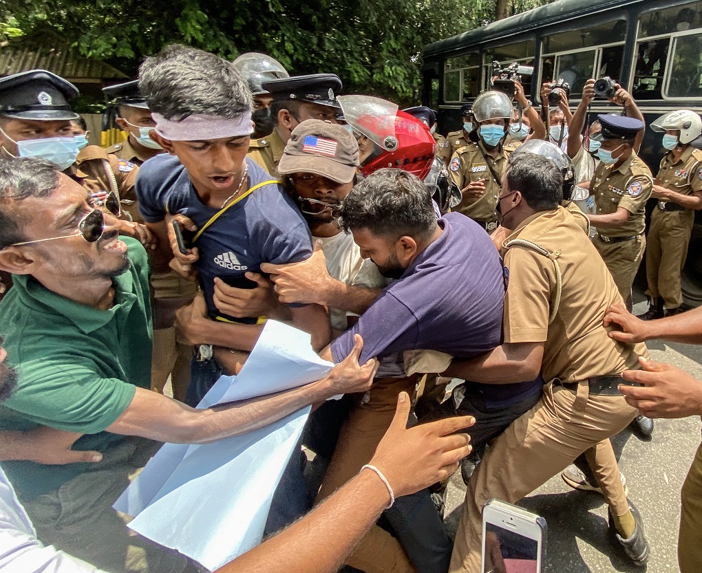 ගෝඨා ගෝ ගම අරගලකරුවන් 21ක් අත් අඩංගුවට