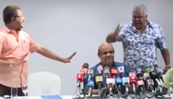 මාධ්‍ය හමුවේ දී ඩඩ්ලිට යකා නඟියි