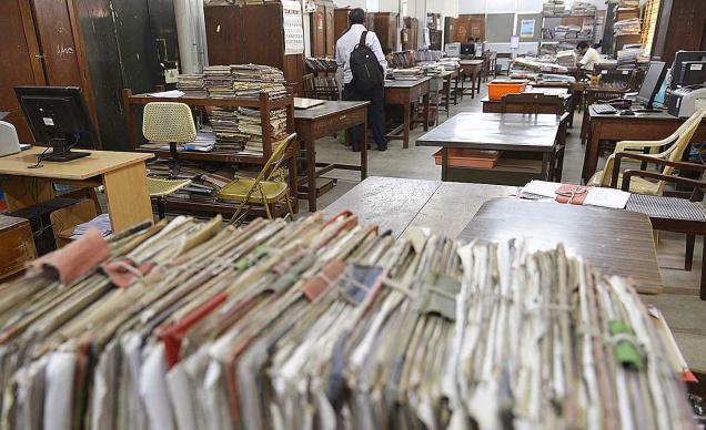 රාජ්ය සේවකයන් රාජකාරියට ආ යුතු දින ගණන හතර තෙක් අඩු වෙයි?