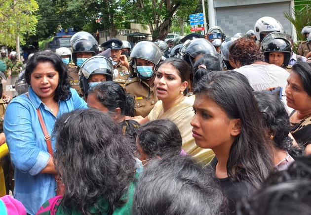 හිරුණිකා ඇතුළු පිරිසක් මල් පාරේ අගමැති නිවස ඉදිරියේ විරෝධතාවක