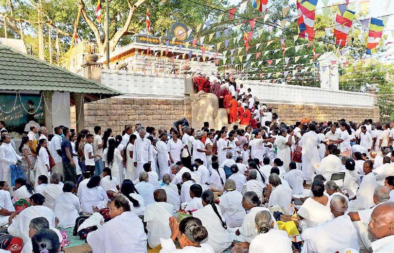 පොසොන් පුන් පොහොය අදයි; පුද බිම් සැදැහැවතුන් ගෙන් පිරෙයි