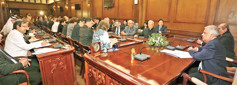 “ඔබේ රටවල ජනාධිපති කාර්යාල විරෝධතා කරුවන්ට නීති විරෝධී ලෙස අත්පත් කරගත හැකිද?” ජනපති තානාපති වරුන්ගෙන් අසයි