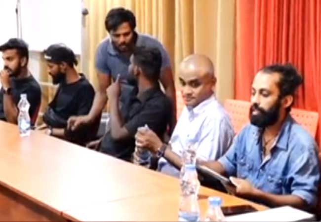 අනුර කුමාර සහ අරගලකරුවන් අතර සාකච්ඡාවක්