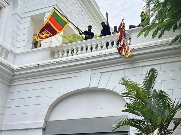 අරගලකරුවෝ ජනාධිපති මන්දිරයට ඇතුල් වෙති