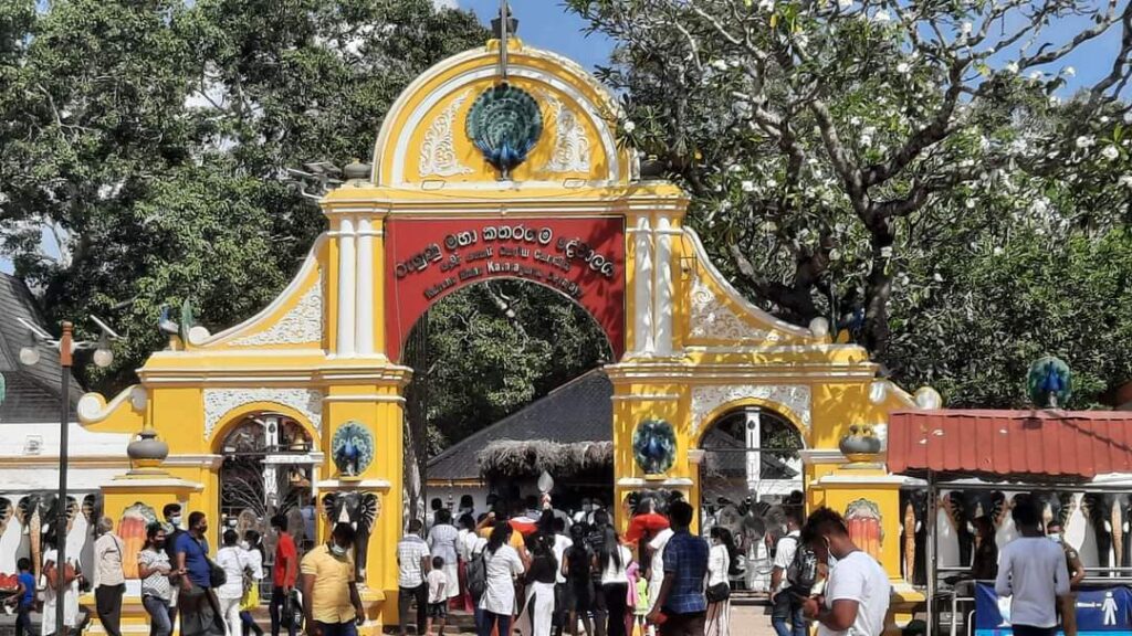 කතරගම දෙවියන්ටත්”දෙවියන්ගෙම පිහිටයි”දෙවියන්ගෙ දේත් කපුවෝ ගසා කති