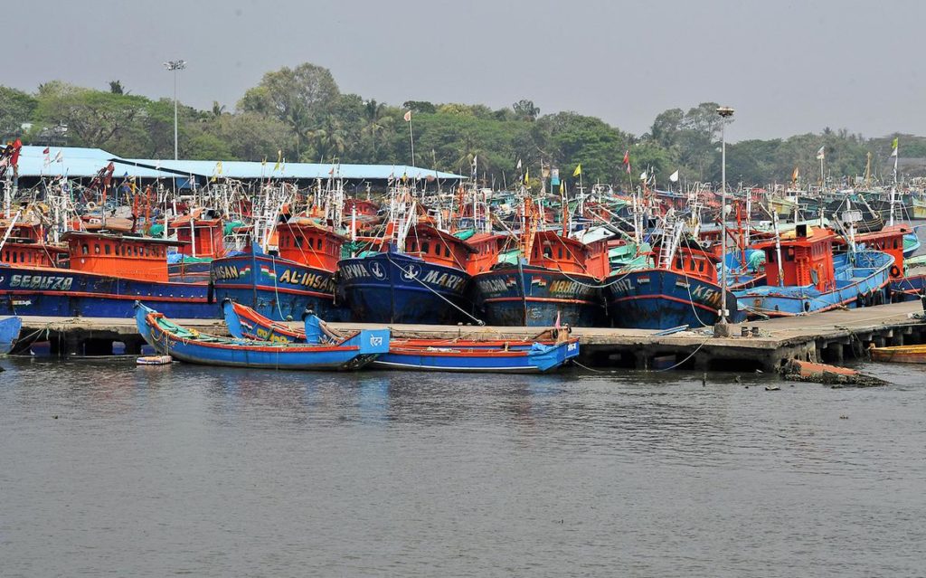 භූමි තෙල් මිල ඉහළ යාම සුළුපන්න ධීවරයන්ට මරු පහරක්