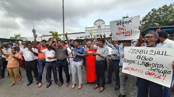 වෘත්තී සමිති නායකයන් නිදහස් කරන්නැයි කොටුවේ විරෝධතාවක්