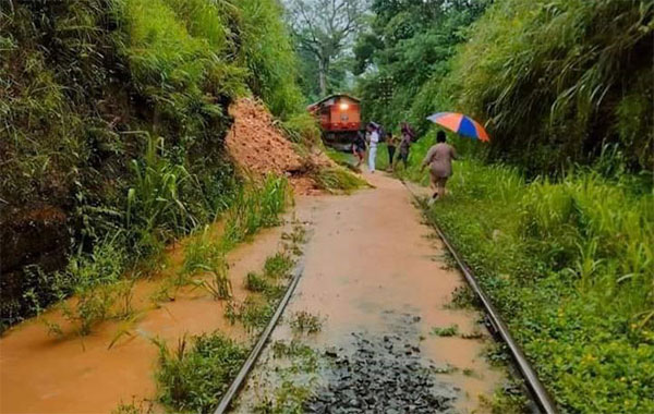 උඩරට දුම්රියට වර්ෂාවෙන් බාධා