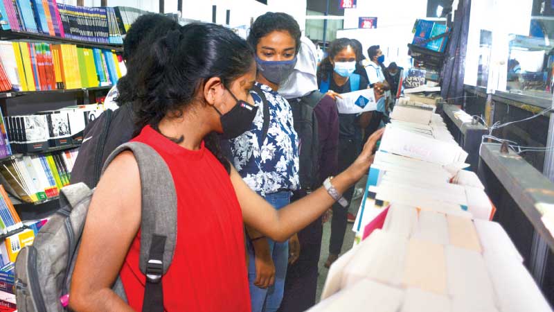 පොත් ප්‍රදර්ශනයට මහ සෙනඟක්