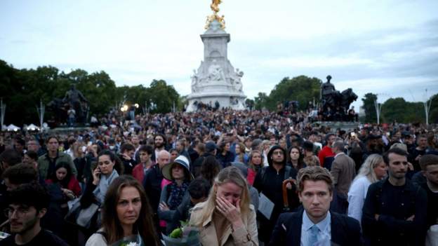 රැජිනට අවසන් ගෞරව දක්වන්න මහ පිරිස්