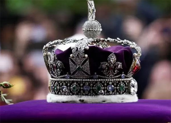 රැජිනගේ අවමංගල කටයුතු අවසන් වීමත් සමඟ රැජිනගේ ඔටුන්නේ දියමන්ති අප්‍රිකාව ඉල්ලයි