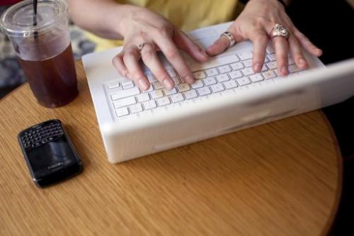 දුරකථන,අන්තර් ජාල සහ මුදල් ගෙවා නරඹන ටීවී ගාස්තු නගී