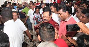 මහින්ද නාවලපිටි එන විට “මළ මිනී නැඟිටලා එනෝ”කී පිරිස අත් අඩංගුවට